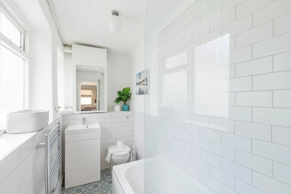 Central Quiet Cottage Walk To Shops, Bars & Beach Brighton Holiday home